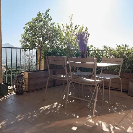 Standing - Village Lejlighed *