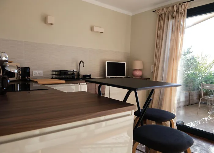 Standing - Village Лумио